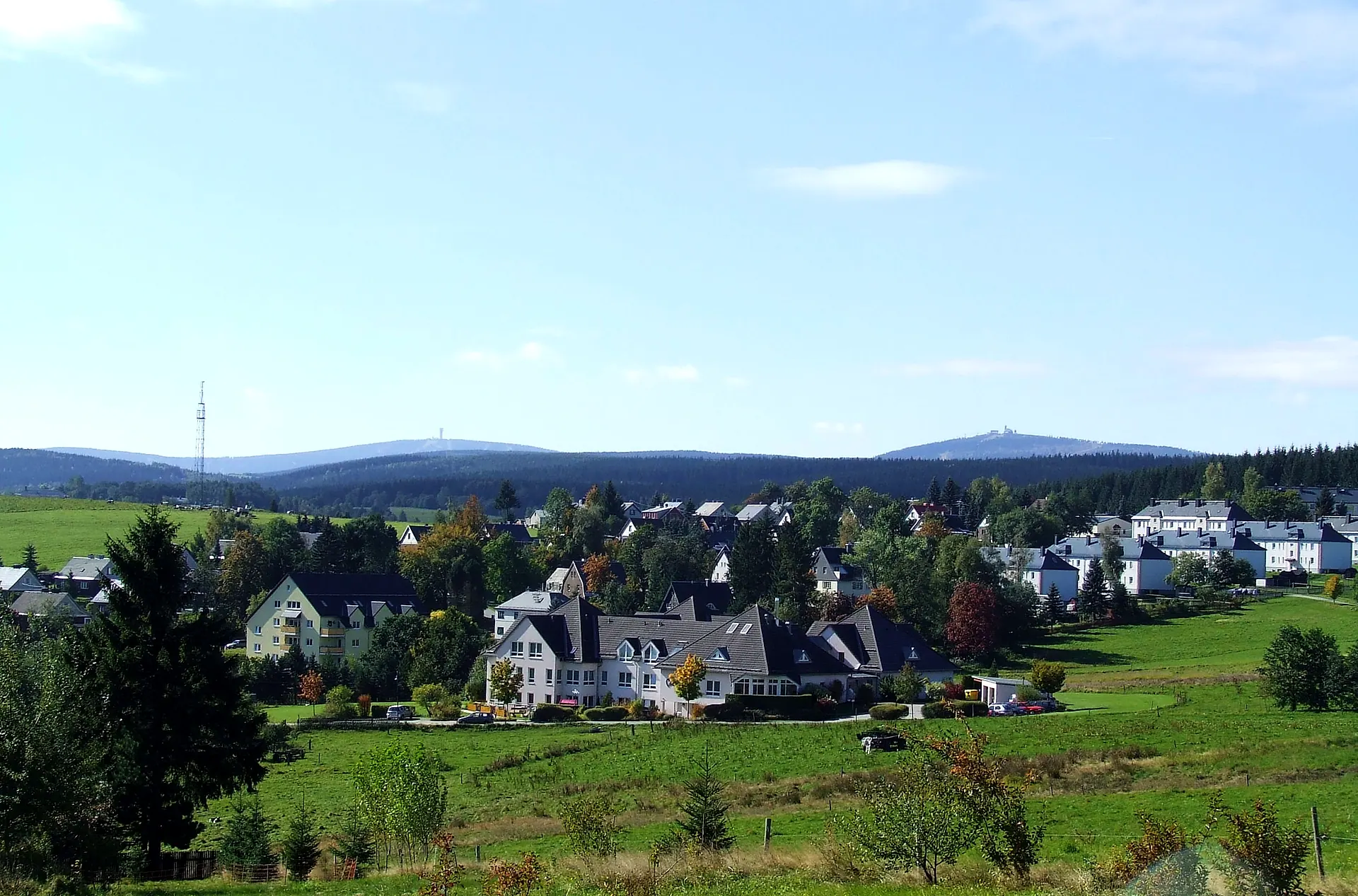 Sommerlicher Blick auf Bärenstein, im Hintergrund Fichtelberg und Keilberg