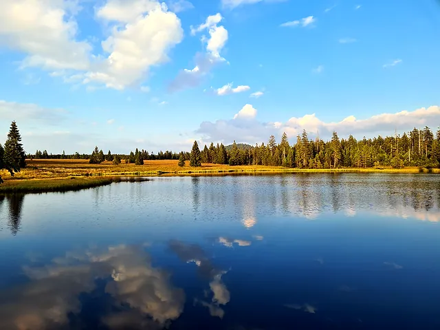 Moorsee mit Wolkenspiegelung